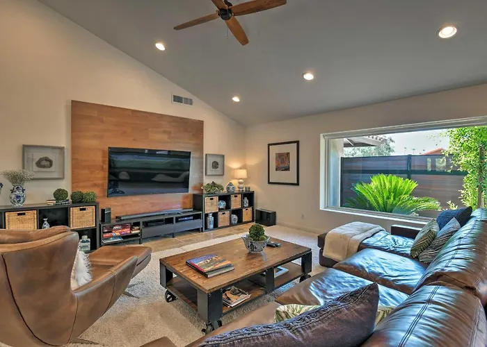 Oasis W/ Outdoor Bar & Pool! Holiday home