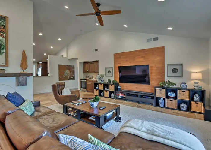 Holiday home Oasis W/ Outdoor Bar & Pool! *