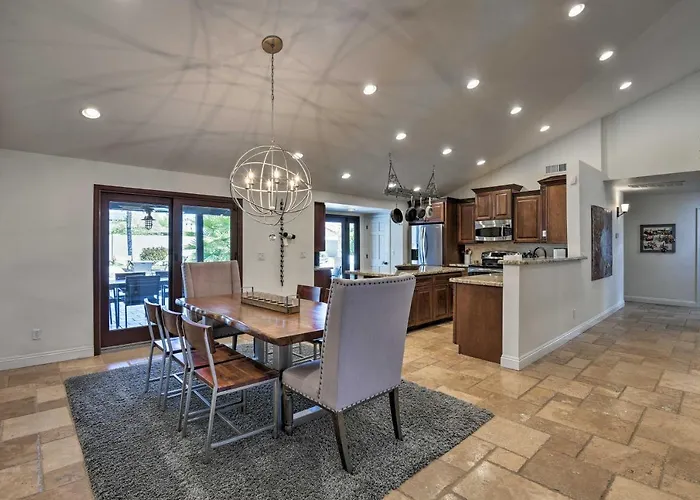Holiday home Oasis W/ Outdoor Bar & Pool!