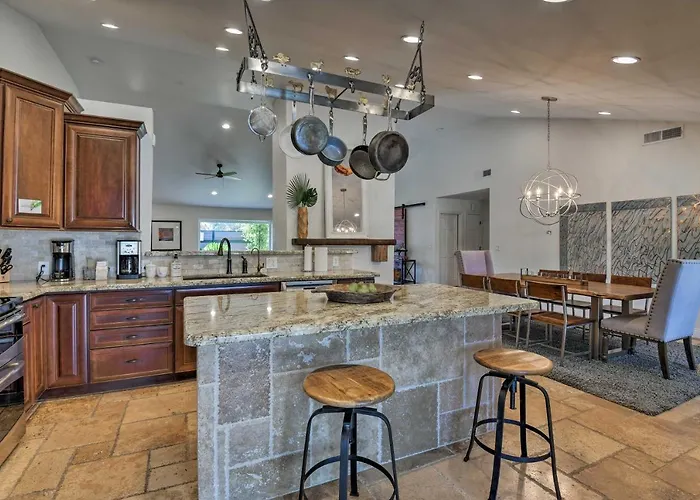 Oasis W/ Outdoor Bar & Pool!