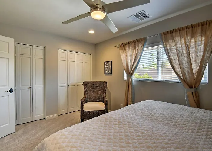 Oasis W/ Outdoor Bar & Pool! Holiday home