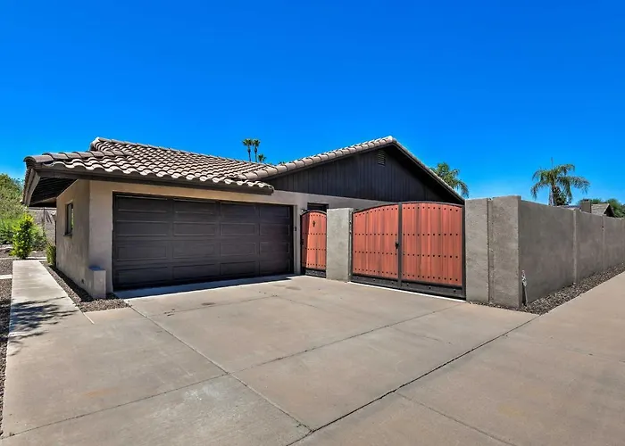 Oasis W/ Outdoor Bar & Pool! Holiday home