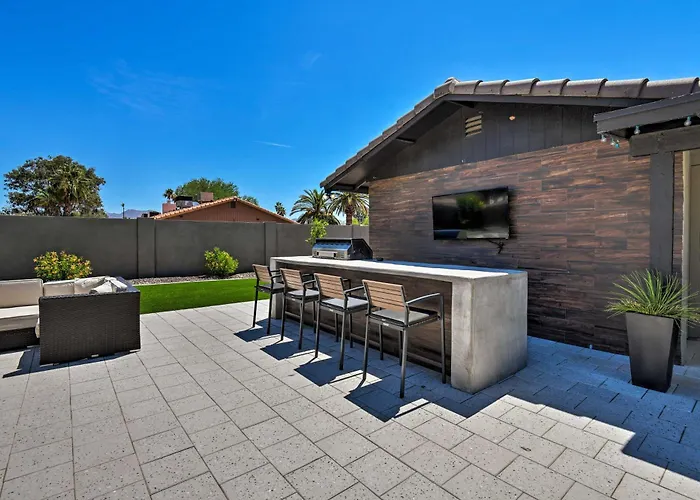 Oasis W/ Outdoor Bar & Pool! Holiday home
