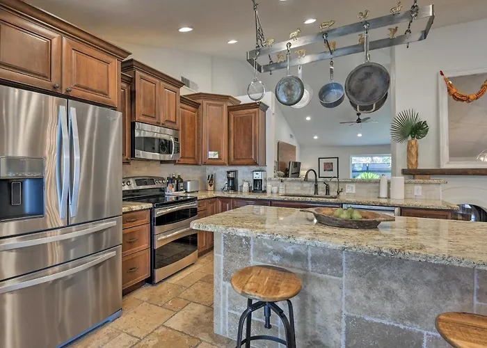 Oasis W/ Outdoor Bar & Pool! Holiday home *