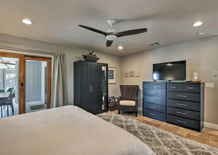 Oasis W/ Outdoor Bar & Pool! Holiday home Scottsdale