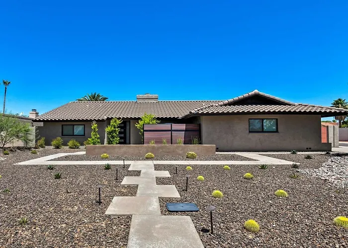 Oasis W/ Outdoor Bar & Pool! Holiday home *