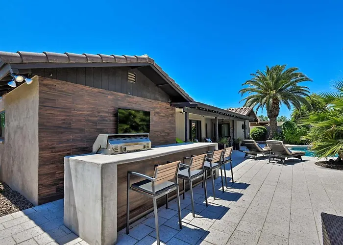Holiday home Oasis W/ Outdoor Bar & Pool!
